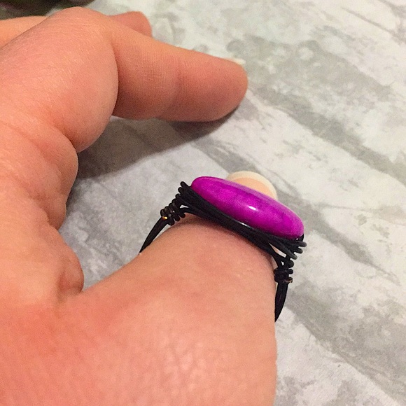 Hand crafted magenta wire wrapped ring - Picture 6 of 7